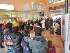 米沢駅で出迎えを受ける団員たち