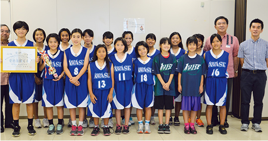 九州大会出場の報告に訪れた泡瀬小ミニバスケ女子の選手たち