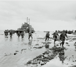1945年４月１日、読谷の浜辺に上陸した米国海兵隊