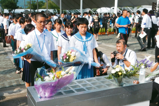 長崎原爆犠牲者慰霊平和祈念式典で献花する沖縄市平和大使