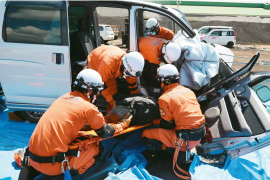 様々な交通事故を想定した救助訓練を行う市消防隊員ら