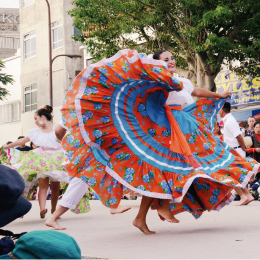 裾の長いスカートを大きく振り回して踊るメキシカンダンス