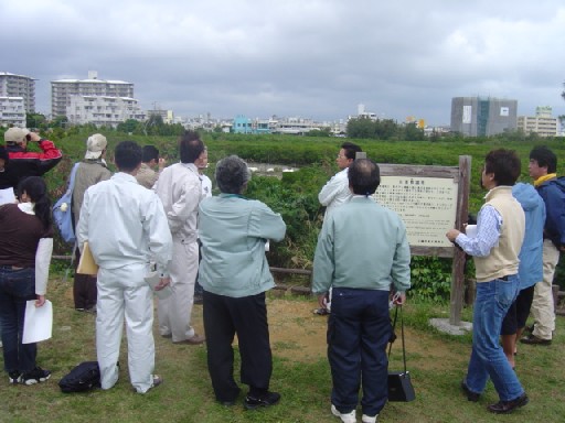 比屋根湿地視察の様子1