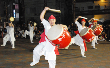 勇壮な演舞を披露する町田市の町田流エイサー