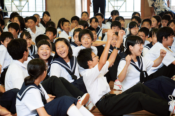 笑顔があふれる中学生の交流