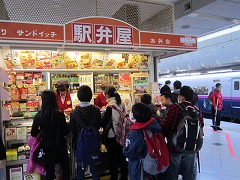 駅弁を買う様子