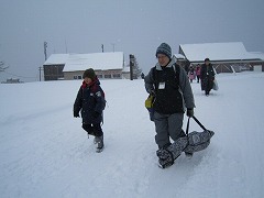 スキー場に到着して雪道を歩く様子