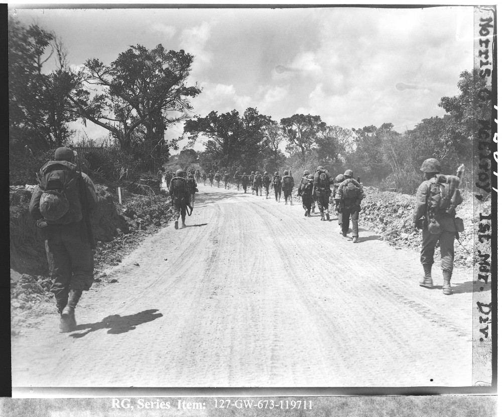 陸軍と共に二列縦隊で南へ移動する海兵隊員の写真