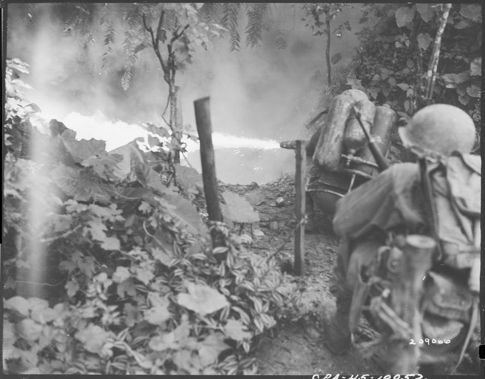 火炎放射器を壕に向ける米兵の写真