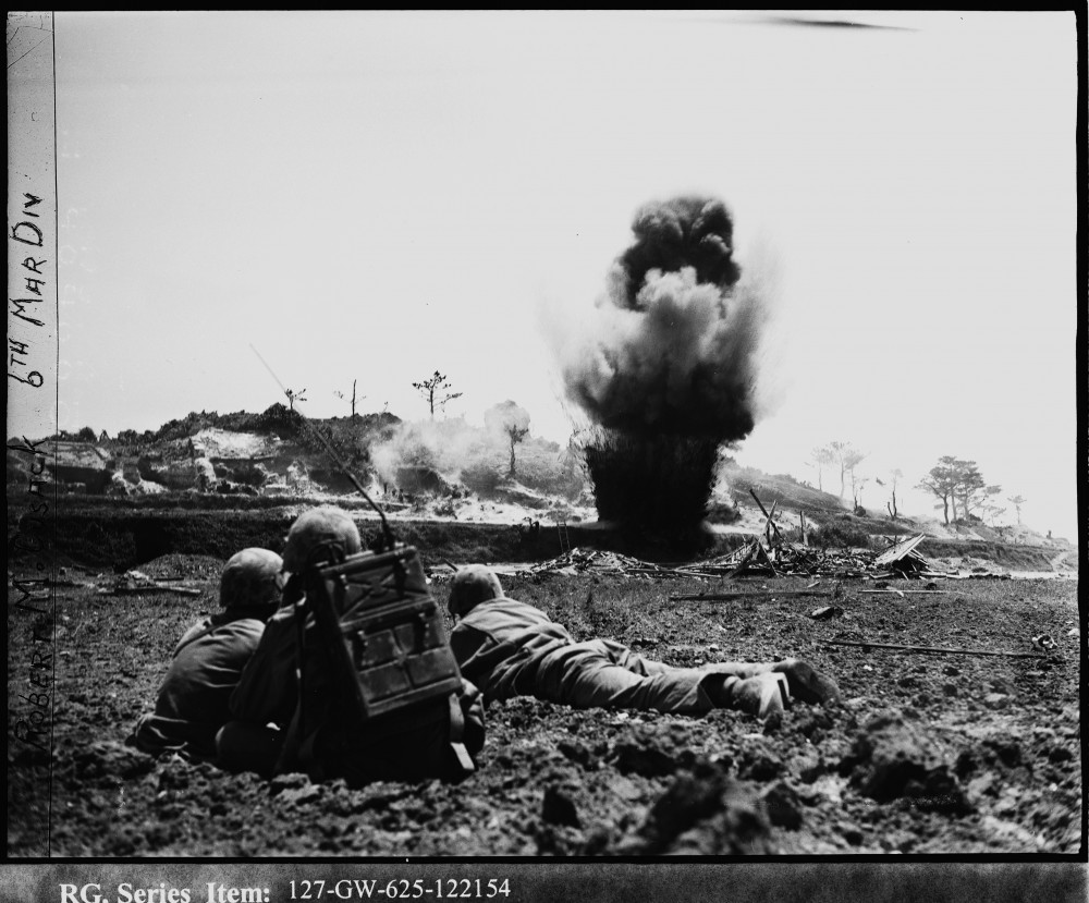 爆破される日本軍洞窟壕の写真