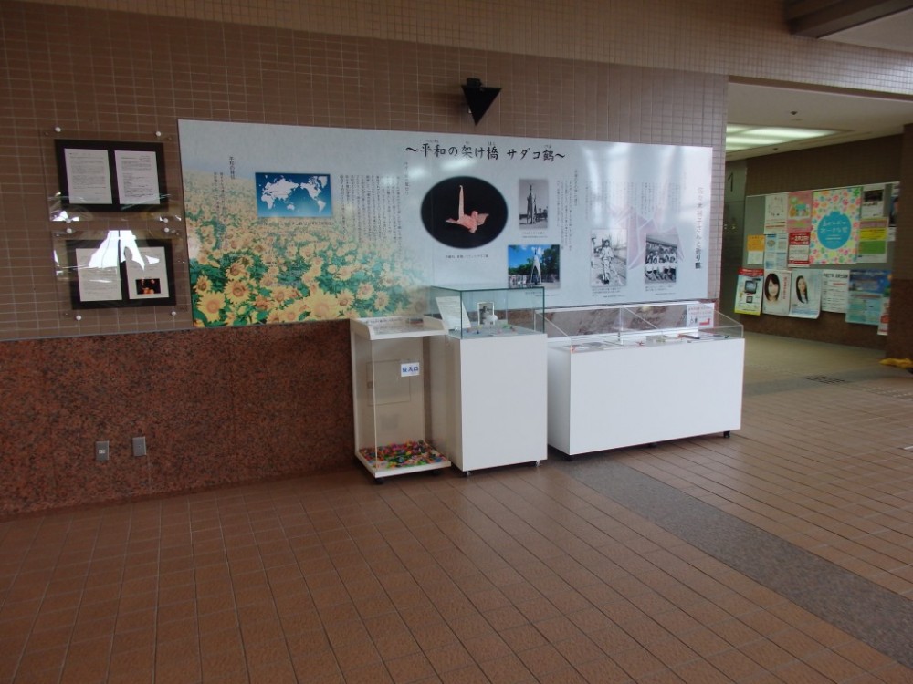 沖縄市役所に常設展示されたサダコ鶴