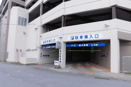 沖縄市雇用促進等施設（BCコザ）駐車場の写真