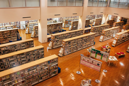 沖縄市立図書館の様子