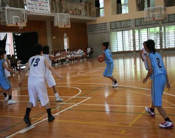 中学生スポーツ大会でのバスケットボールの試合の様子