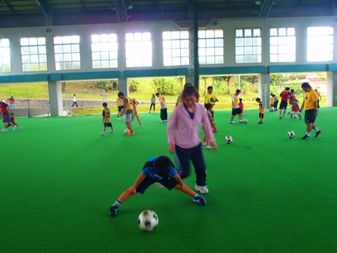 児童向けスポーツ教室のサッカーの練習の様子