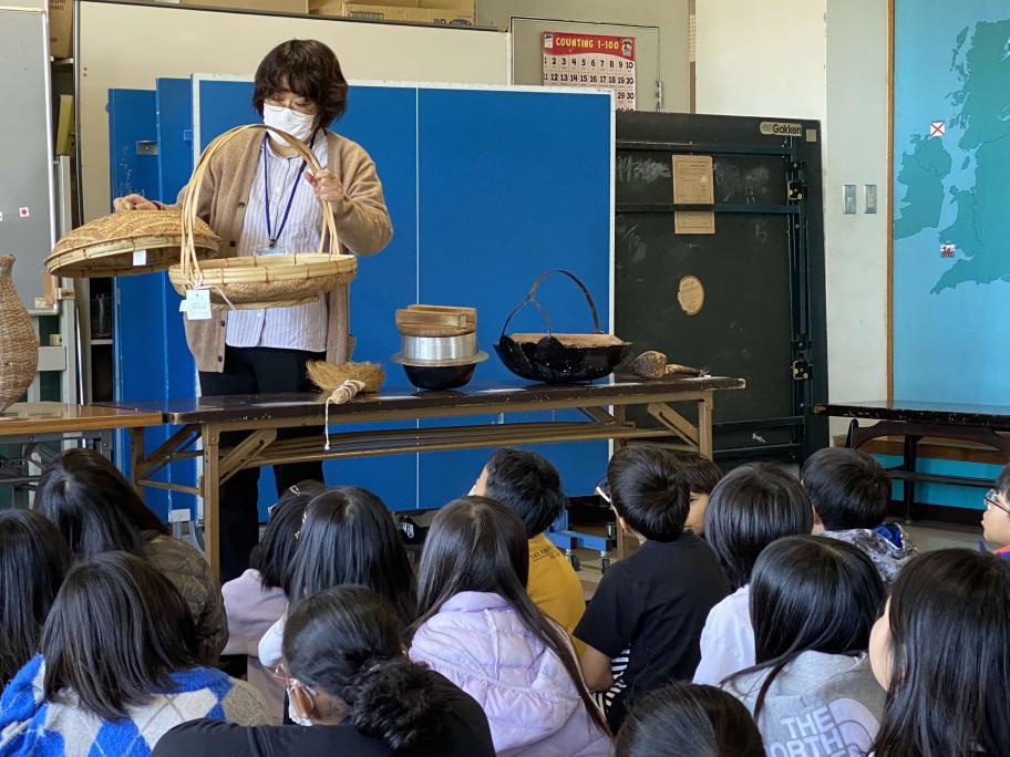 かわる道具とくらし　学校授業の様子