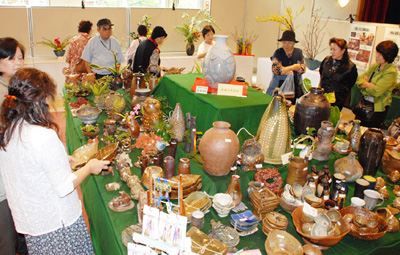 一堂に展示された作品を眺め、品定めを