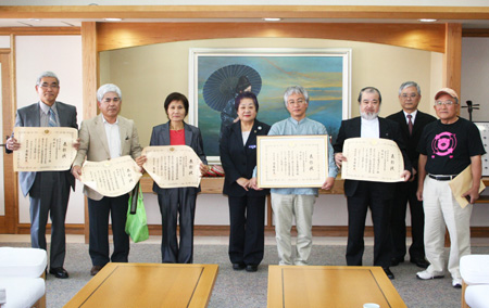 東門市長へ受賞の報告をするメンバー
