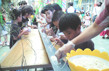 そうめんを食べる子どもたち