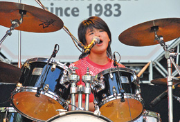 迫力あるドラムと歌声を披露した伊舎堂さくら迫力あるドラムと歌声を披露した伊舎堂さくら