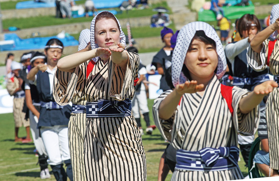 市国際交流協会のしなやかな女踊り