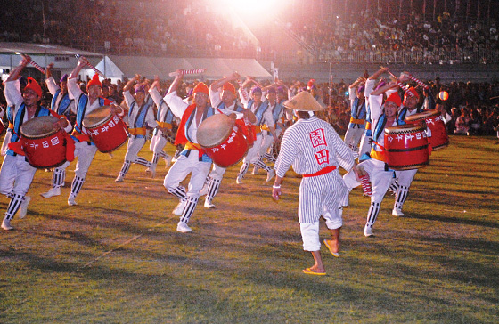 最終日のトリは園田青年会。一糸乱れぬ優雅で勇ましいエイサーを披露