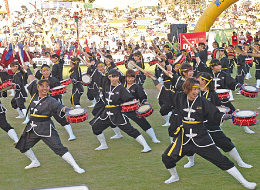 琉球國祭り太鼓の大人数で演じるエイサーは必見