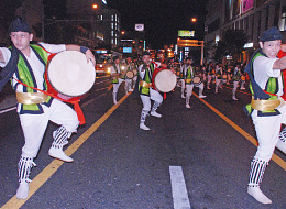 テンポよくダイナミックに踊る中の町青年会
