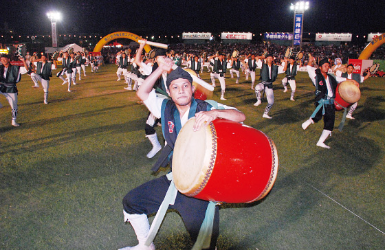 東青年会の迫力あるエイサー演舞