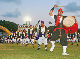 軽快なリズムで踊る名護市為又青年会