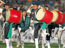 気合十分に力強く踊る東青年会