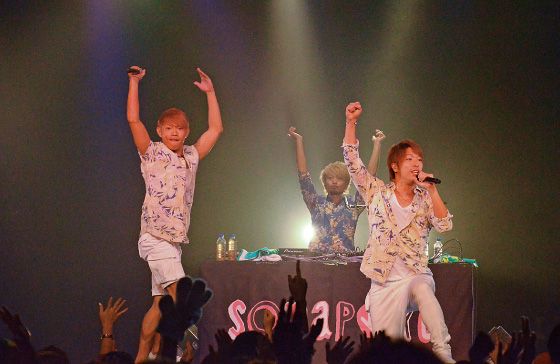 観客と共に盛り上がるソナーポケットのライブ