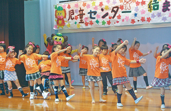 元気いっぱいダンスを披露する児童センターダンスクラブのこども達