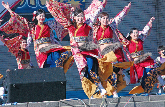 自慢のコスチュームで観客の目も楽しませた、よさこい鳴子踊り