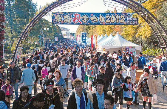 初日は秋晴れ、二日目は小雨、それでも多くの観客が訪れた秋まつり