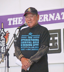 開会のあいさつをする仲村富吉実行委員会委員長