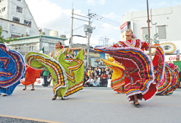 スカートを振り回し踊るメキシカンダンス