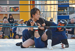 次々と技を繰り出し、観客を沸かせた琉大プロレス