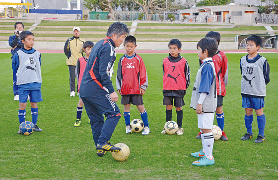子どもたちを指導する吉武さん