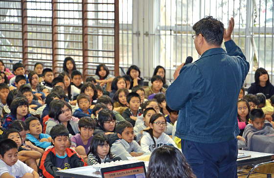 内間紳元さんの話を真剣に聞く子どもたち