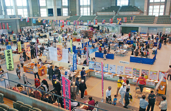 二日間で8万人余の人出があった36回市産業まつり