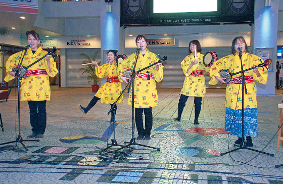 豊中市の「ゆいゆいー」のメンバーら五人が「てぃんさぐぬ花」などの民謡を披露、参加者らと交流を楽しんだ