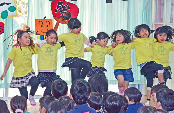 元気いっぱいにダンスを披露するあげだ児童館ダンスクラブのメンバー