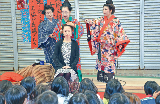 琉球髪結講座にみんな興味しんしん