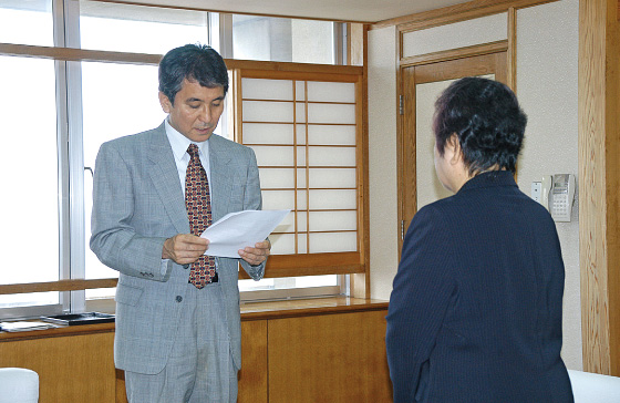 東門市長に答申する市行政改革推進委員会の大城郁寛会長