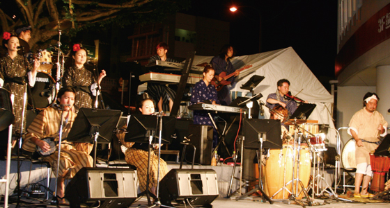 ラテン太鼓などを使い沖縄民謡を現代風にアレンジした曲を披露した