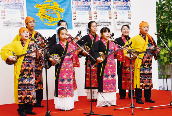 ワシントン州シアトル桜まつりに出演する名護みのり筝三線研究会のこども達