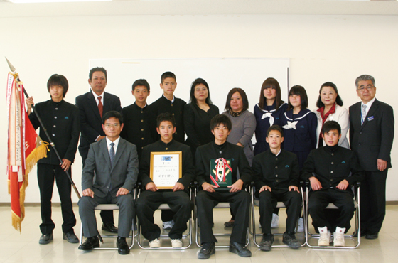 三十二年ぶりの優勝を果たした山内中学校サッカー部の選手ら