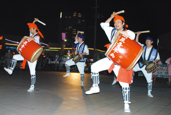 被災地復興の想いを込め、エイサーを踊る青年達