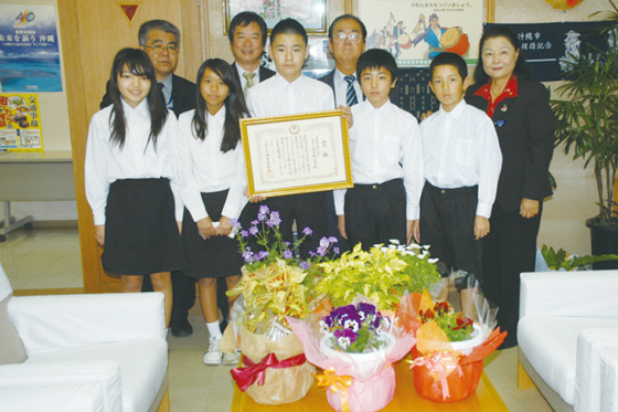 自慢の花を手みやげに教育長を訪ねた生徒達